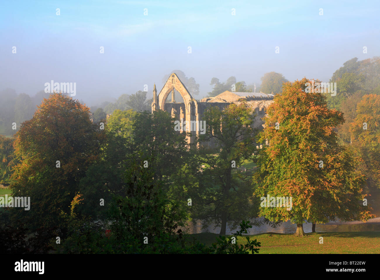 Bolton Priory im Herbst Nebel, Bolton Abbey, Yorkshire Dales National Park, North Yorkshire, England, UK. Stockfoto