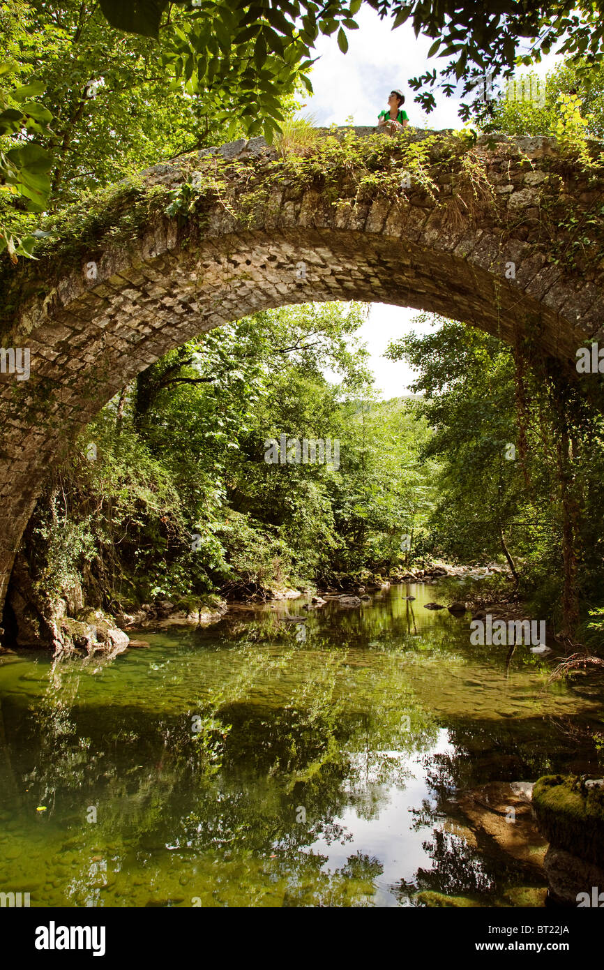 Puente Romano Mirones Estilo Barroco y Rio Miera Kantabrien España Roman bridge Mirones Barock Stil Fluss Miera Cantabria Spanien Stockfoto