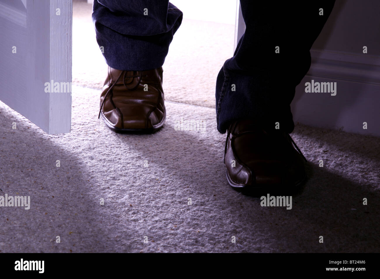 Braune Schuhe des Mannes zu Fuß in ein Zimmer Stockfoto