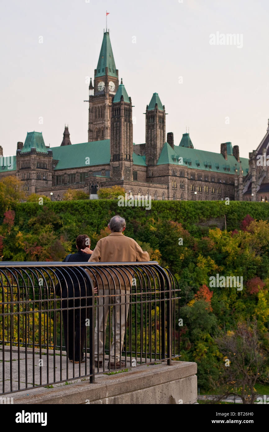 Ein Mann und eine Frau schauen Sie sich das Parlament in Ottawa Montag, 27. September 2010 Stockfoto
