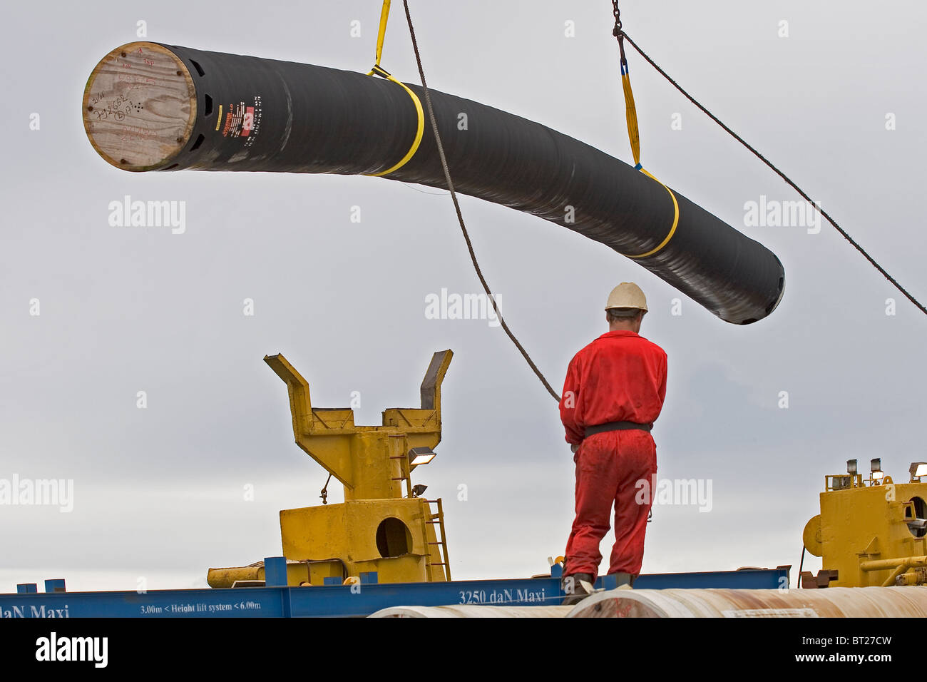Luba Öl Freeport. Schiffsbelader laden Tauchpumpe Schläuche auf Versorgung Boot für den Einsatz in Offshore-Ölförderung Stockfoto