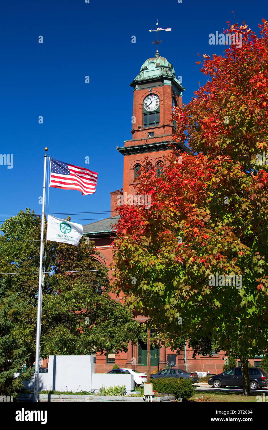 Das Opernhaus in Claremont, New Hampshire mit Arbor Day Flagge und USA Flagge, amerikanische Flagge mit den Farben des Herbstes. Stockfoto