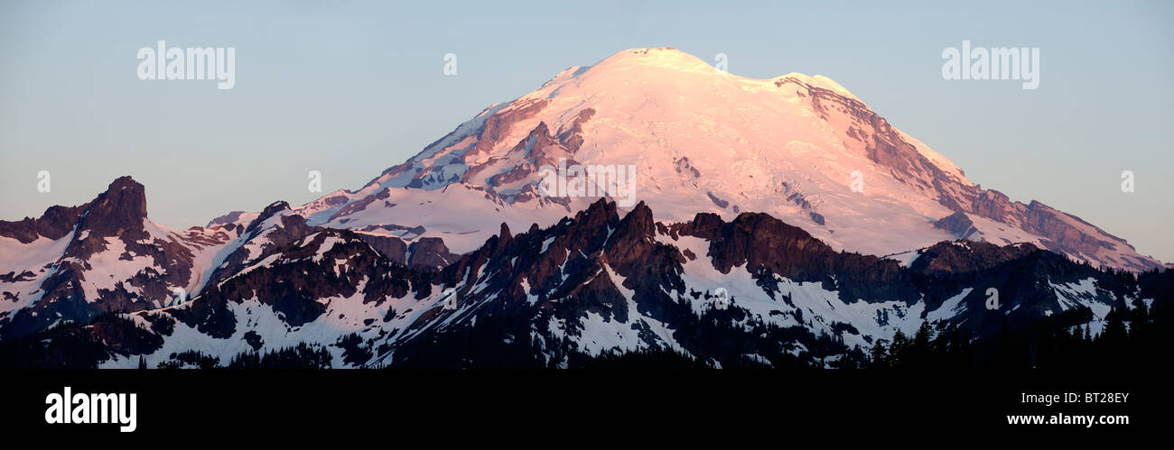 Mt. Rainier (14.411 ft) in der Morgendämmerung von Chinook Pass, Washington Stockfoto