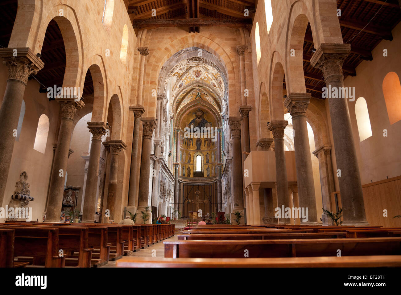 Innere des sizilianischen Kathedrale in Cefalu, mit byzantinischen Stil. Stockfoto