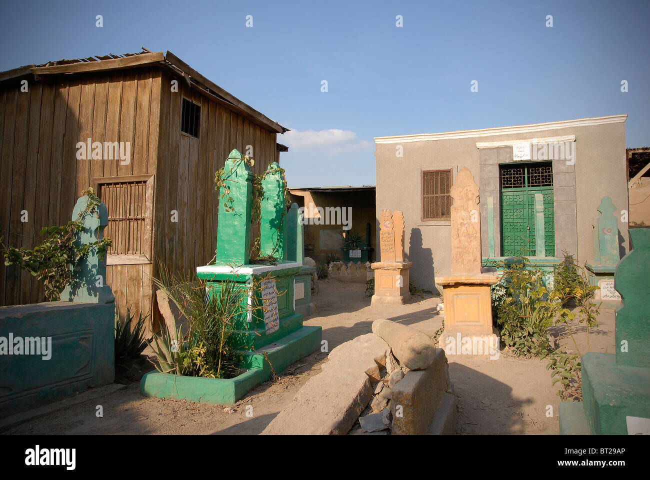 Die Stadt der Toten, ein riesiger Friedhof im Herzen von Kairo ist Heimat für etwa 300.000 Menschen, die in Häusern Leben leisten können. Stockfoto