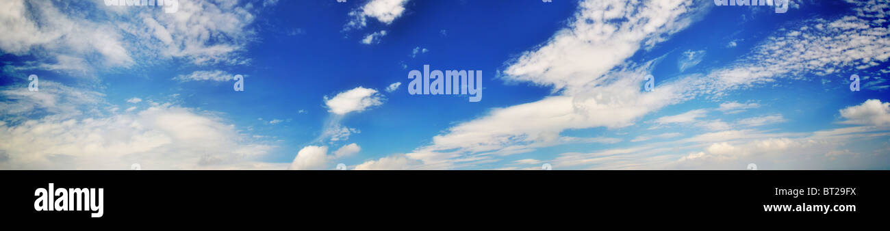 Bewölkt-Banner. Weiße Wolken am tief blauen Himmel panorama Stockfoto