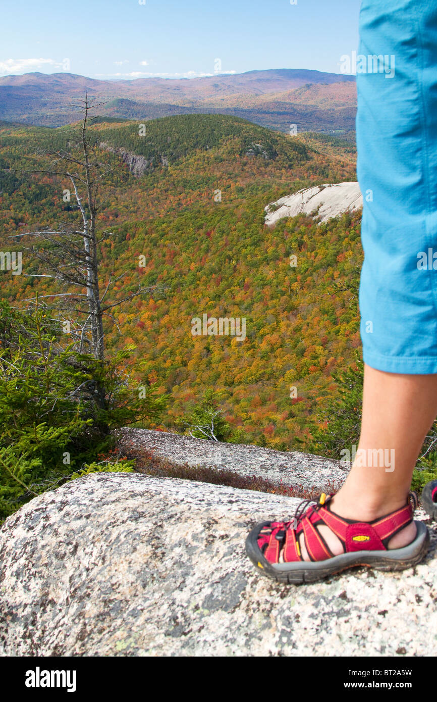 Ein malerischen Blick auf Wandern in New Hampshire White Mountains mit Herbst Blätter im Hintergrund. Stockfoto