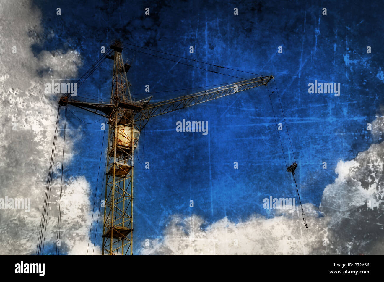 Alten rostigen Schienen Kran stehend auf blauen Himmel mit schweren Grunge-Effekt Stockfoto