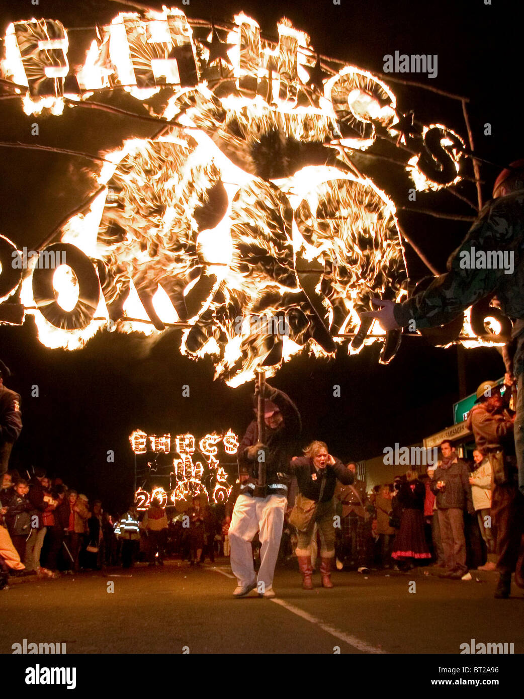 East Hoathly Lagerfeuer Nacht feiern in der Nähe von Lewes, East Sussex UK. Ein riesiges Feuer Banner in einer Prozession. Bild von Jim Holden. Stockfoto