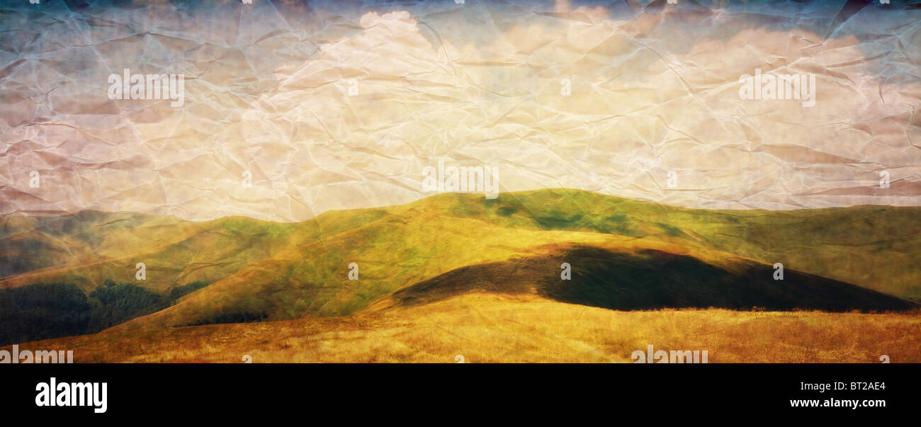 Grunge-Panorama der Bergwiesen mit gerafften Papierstruktur Stockfoto