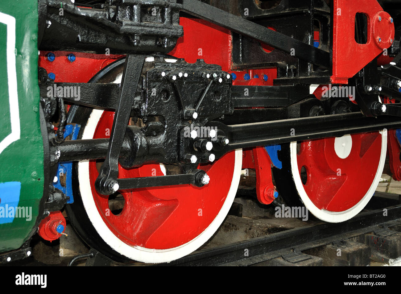 Fahren Sie Mechanismus und roten Zug, die Räder von einem alten sowjetischen Lok Dampf Stockfoto