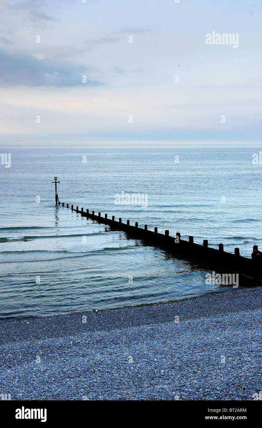 Sonnenuntergang über einem ruhigen Meer in Sheringham, Norfolk Stockfoto