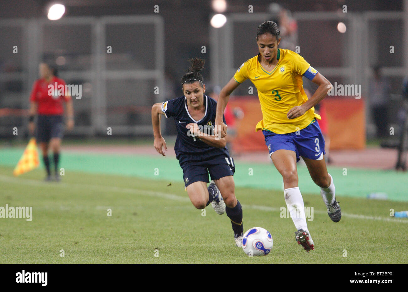 Brasilien-Team-Kapitän Aline (3) steuert den Ball gegen Lisa De Vanna von Australien (11) während einer 2007-Frauen-WM-Spiel. Stockfoto
