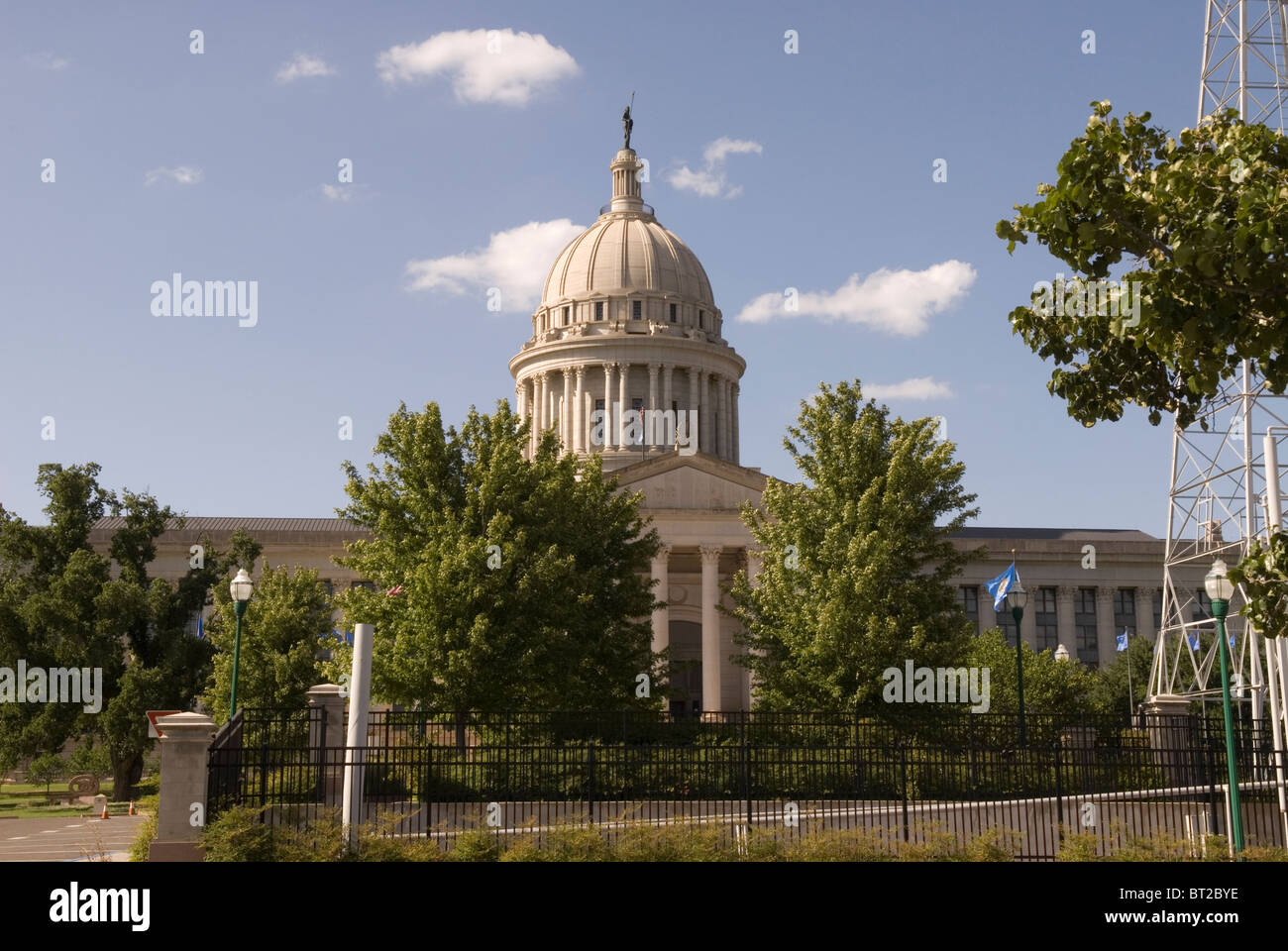 Ölquelle auf Rasen State Capitol Building in Oklahoma City OK USA Stockfoto