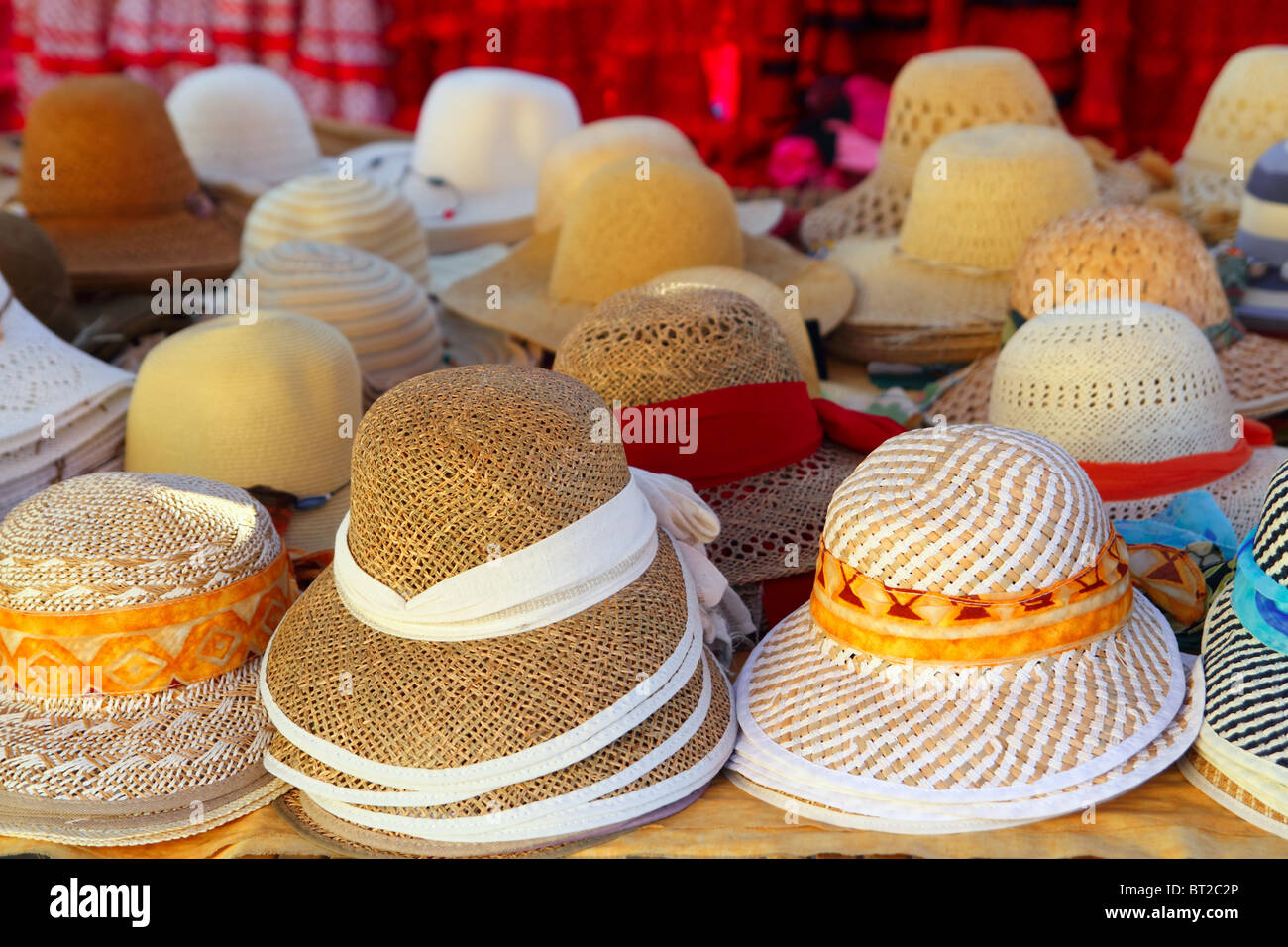 Hüte-Anordnung auf Markt Hand Craft-Shop in Reihen Stockfoto