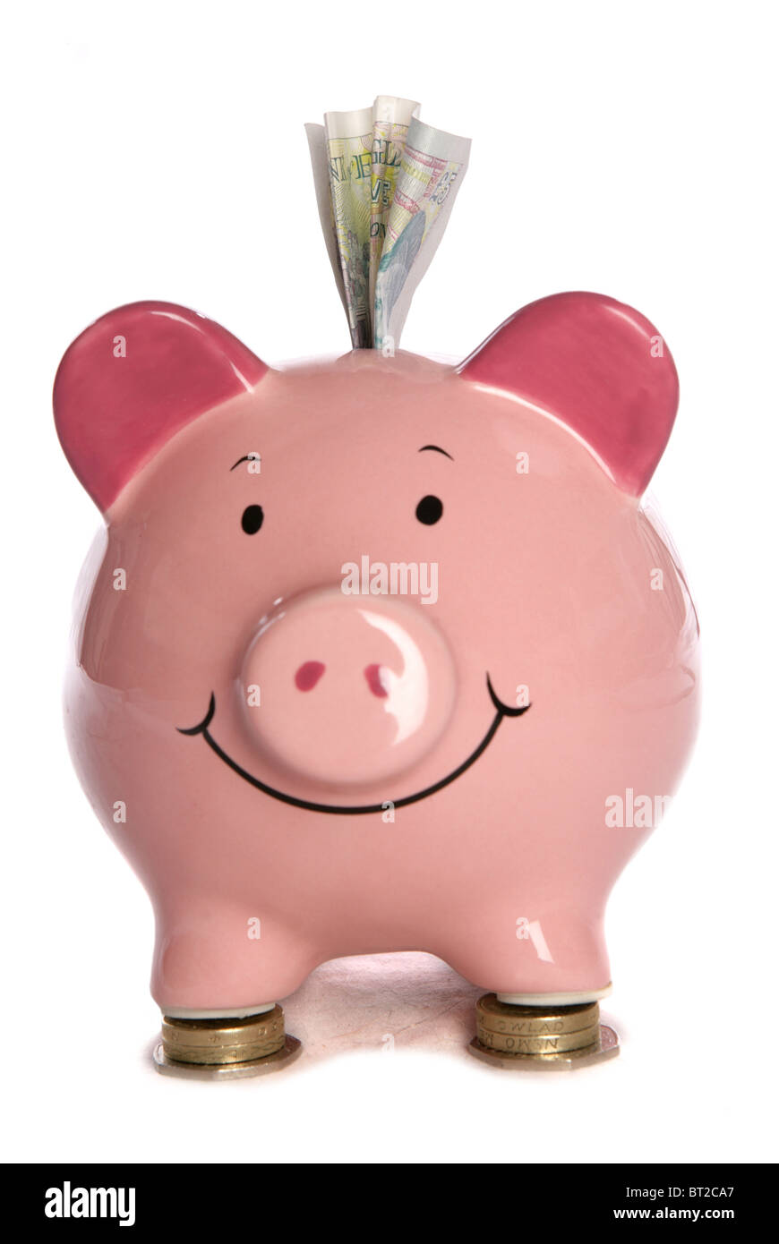 Sparschwein mit fünf Pfund Sterling Studio Ausschnitt Stockfoto