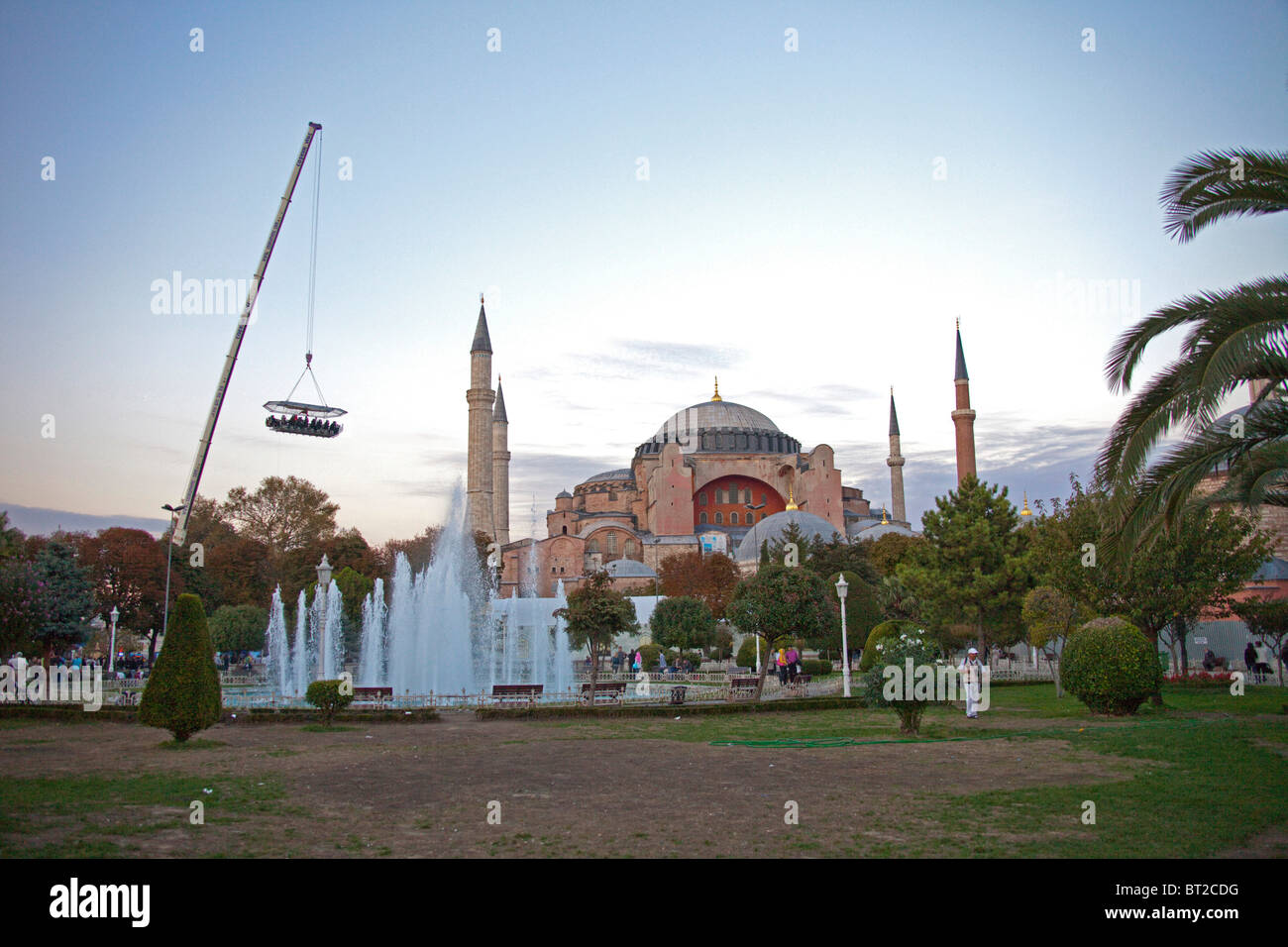 Hagia Sophia (Aya Sophia) (Ste Sophia) Kirche Moschee Restaurant an einem Kran in der Abenddämmerung Himmel in der Nähe Aia Sophia Istanbul Türkei.Dämmerung Stockfoto