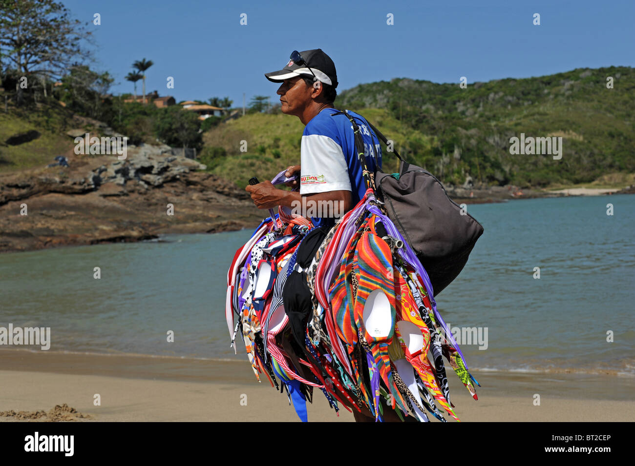 Ein Strand-Anbieter verkaufen Badeanzüge auf Fernandes Strand Buzios Stockfoto