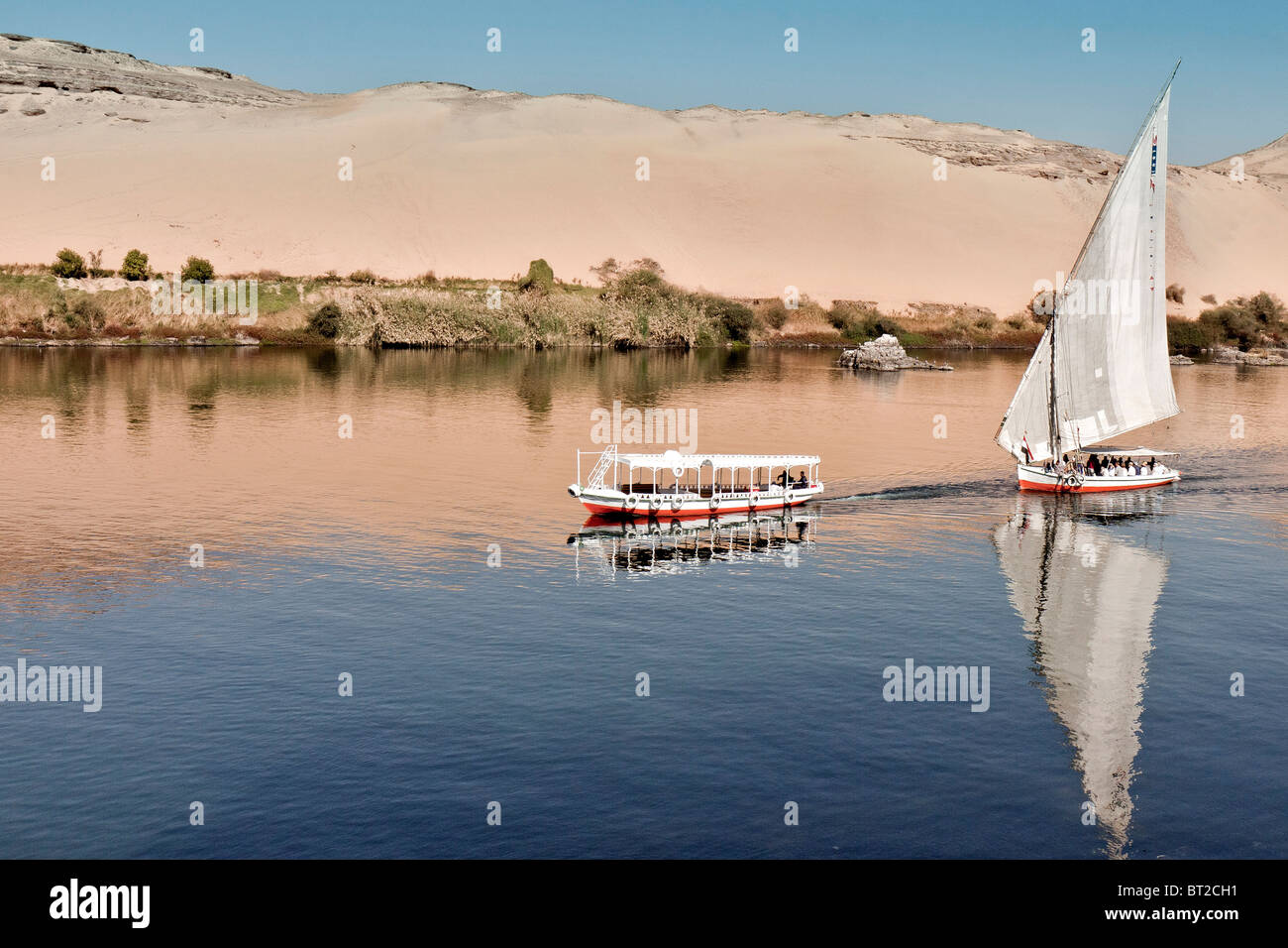 Ägypten Assuan Boote Segeln Vergangenheit Wüstenlandschaft Stockfoto