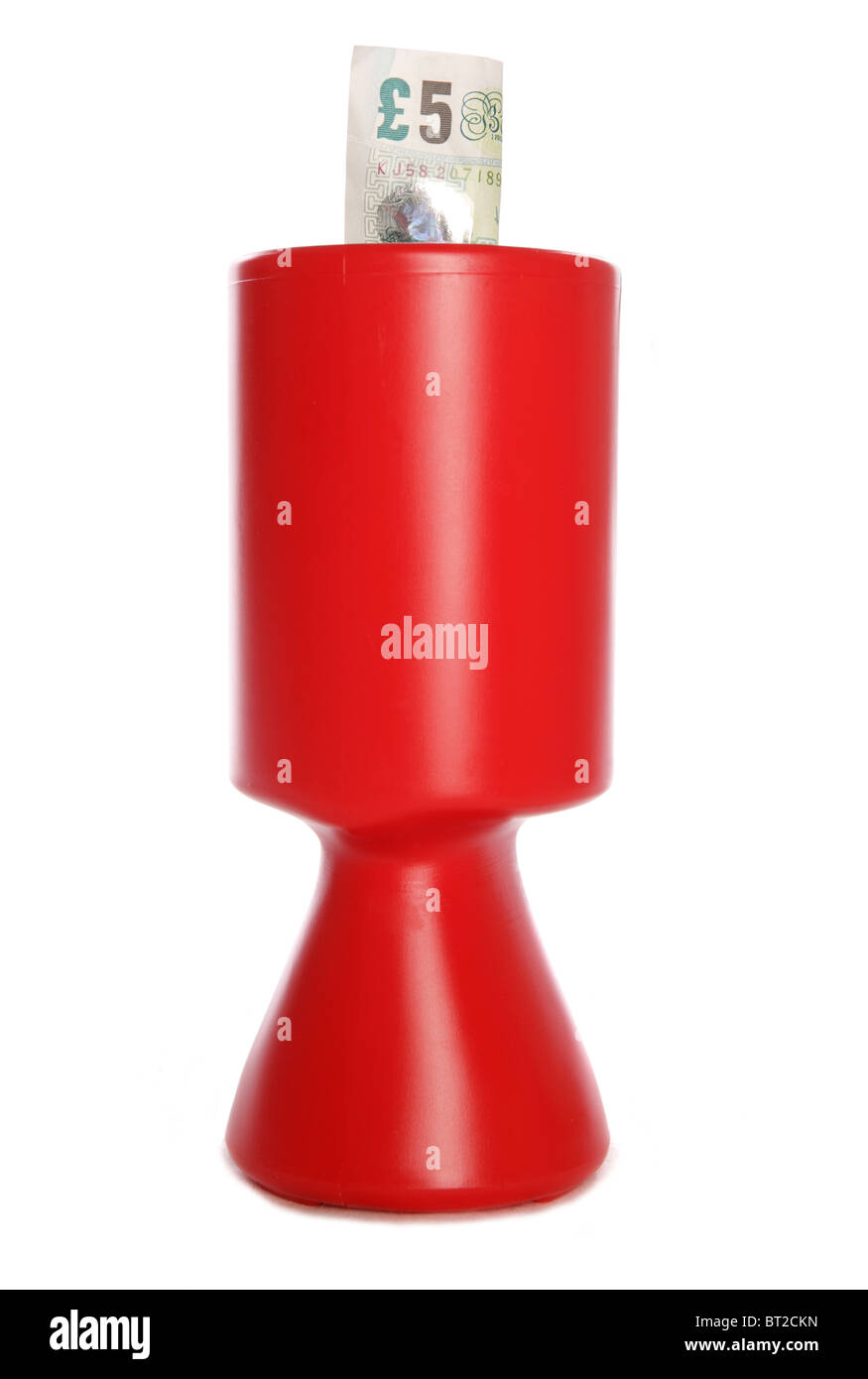 Charity-Kollektion mit fünf Pfund Sterling Geld Studio Ausschnitt Stockfoto