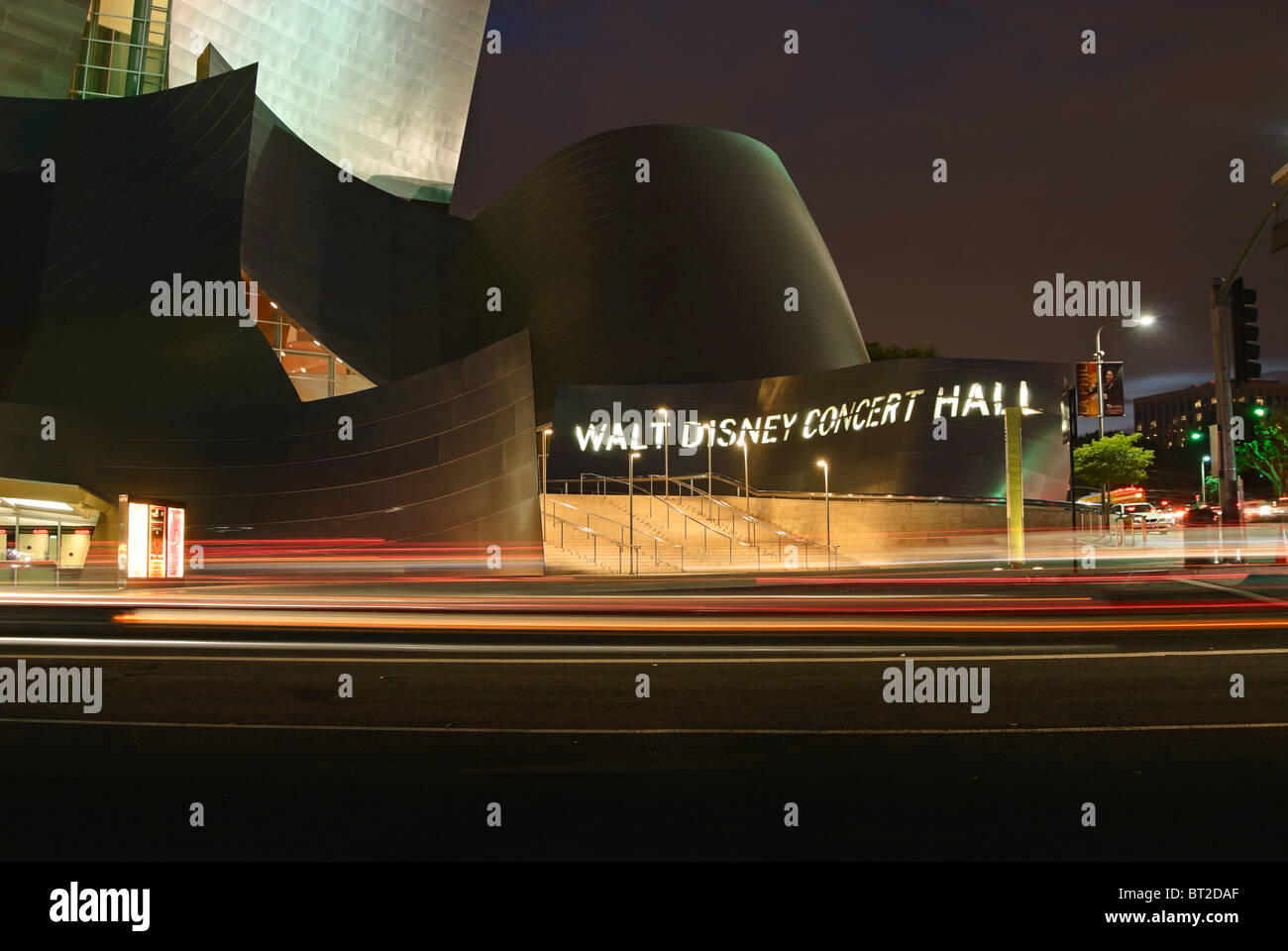 Sonnenuntergang an der Walt Disney Concert Hall in die Innenstadt von Los Angeles. Stockfoto