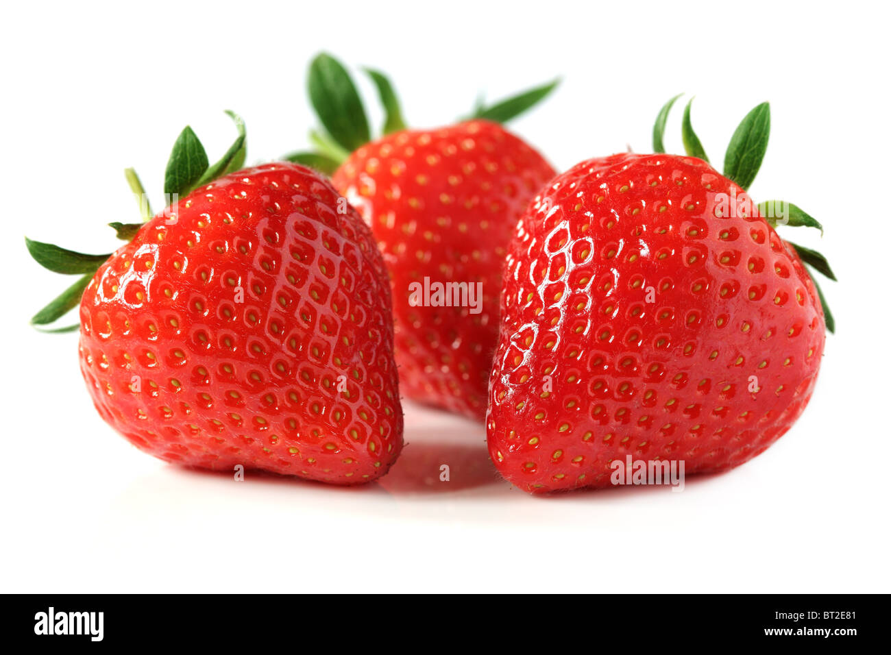 Rote Erdbeeren, isoliert auf weiss Stockfoto