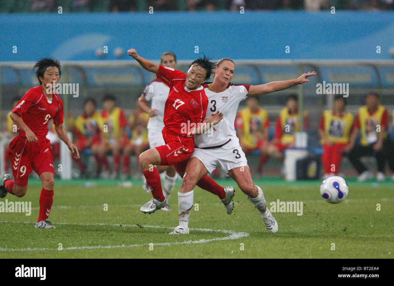 Christie Rampone der Vereinigten Staaten (3) Foulspiel von Yong-Ae Kim in Nordkorea (17) während ein 2007-Frauen WM-Fußballspiel. Stockfoto