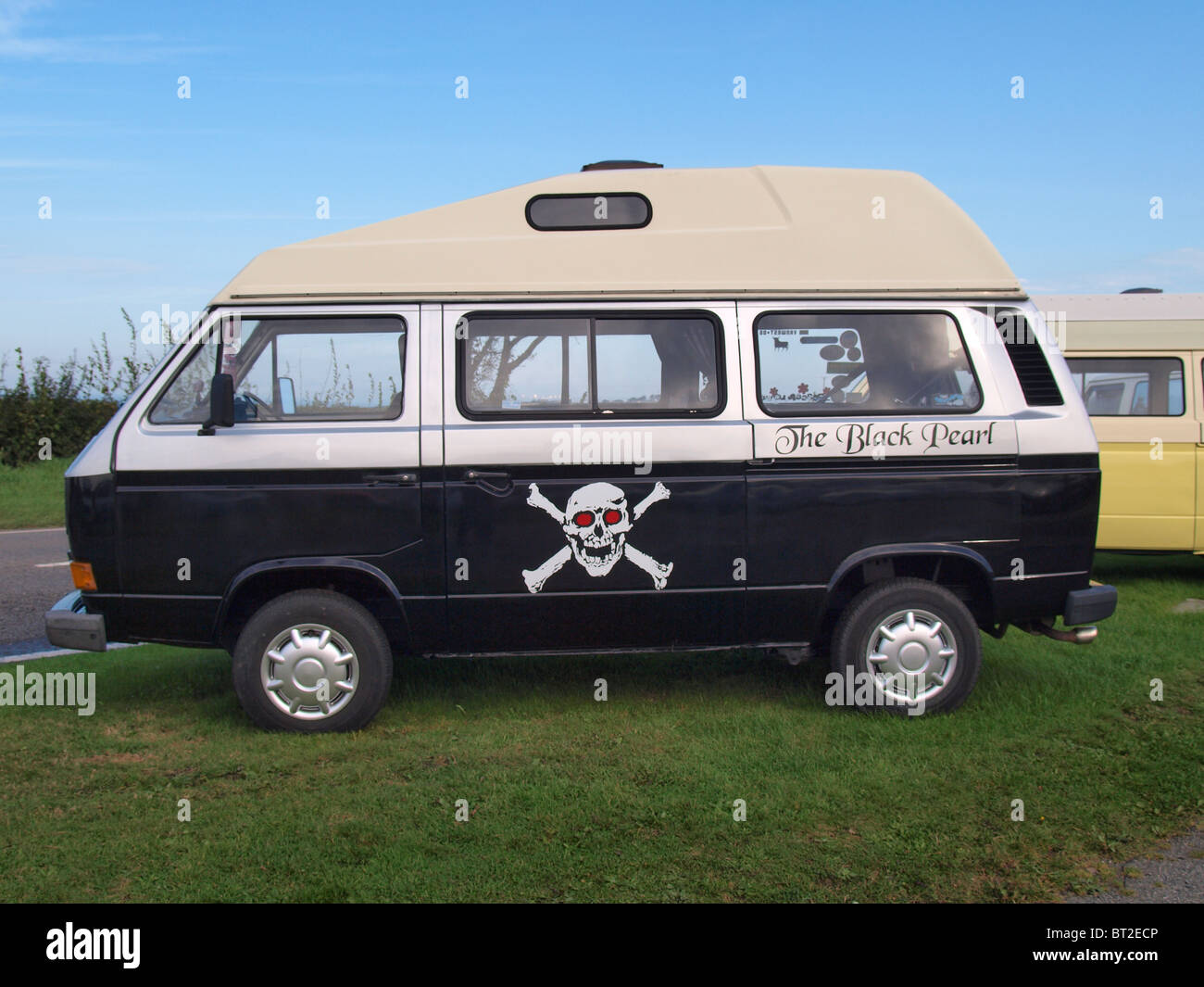 VW Camper mit Schädel und gekreuzten Knochen, Cornwall, UK Stockfoto