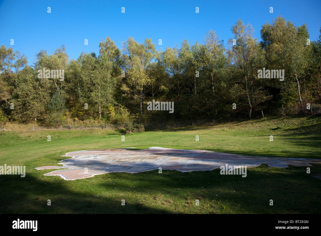 Geologische Karte Skulptur ins offene Rasenfläche Forest of Dean Gloucestershire England UK Stockfoto