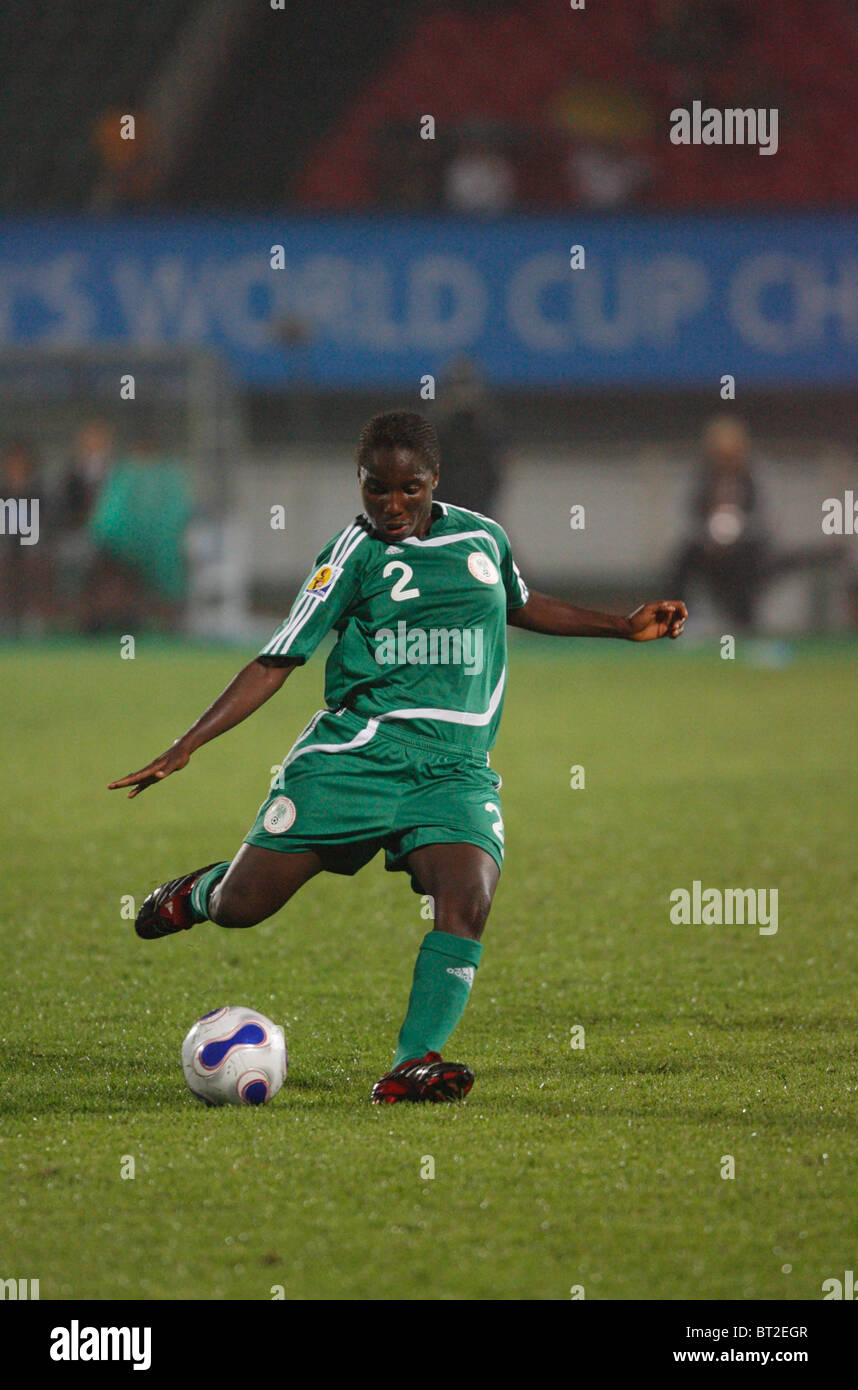 Efioanwan Ekpo aus Nigeria gibt den Ball während eines Fußball-WM-Spiels der Frauen gegen Schweden am 11. September 2007 im Chengdu Sports Center Stadium in Chengdu, China. Nur redaktionelle Verwendung. Kommerzielle Nutzung verboten. Stockfoto