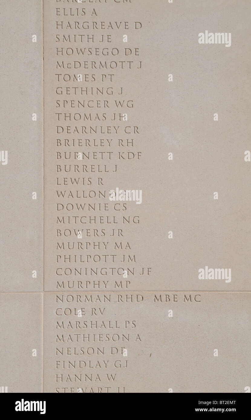 Einige von den vielen Namen auf die Armed Forces Memorial, National Memorial Arboretum, Alrewas, Staffordshire, UK. Stockfoto