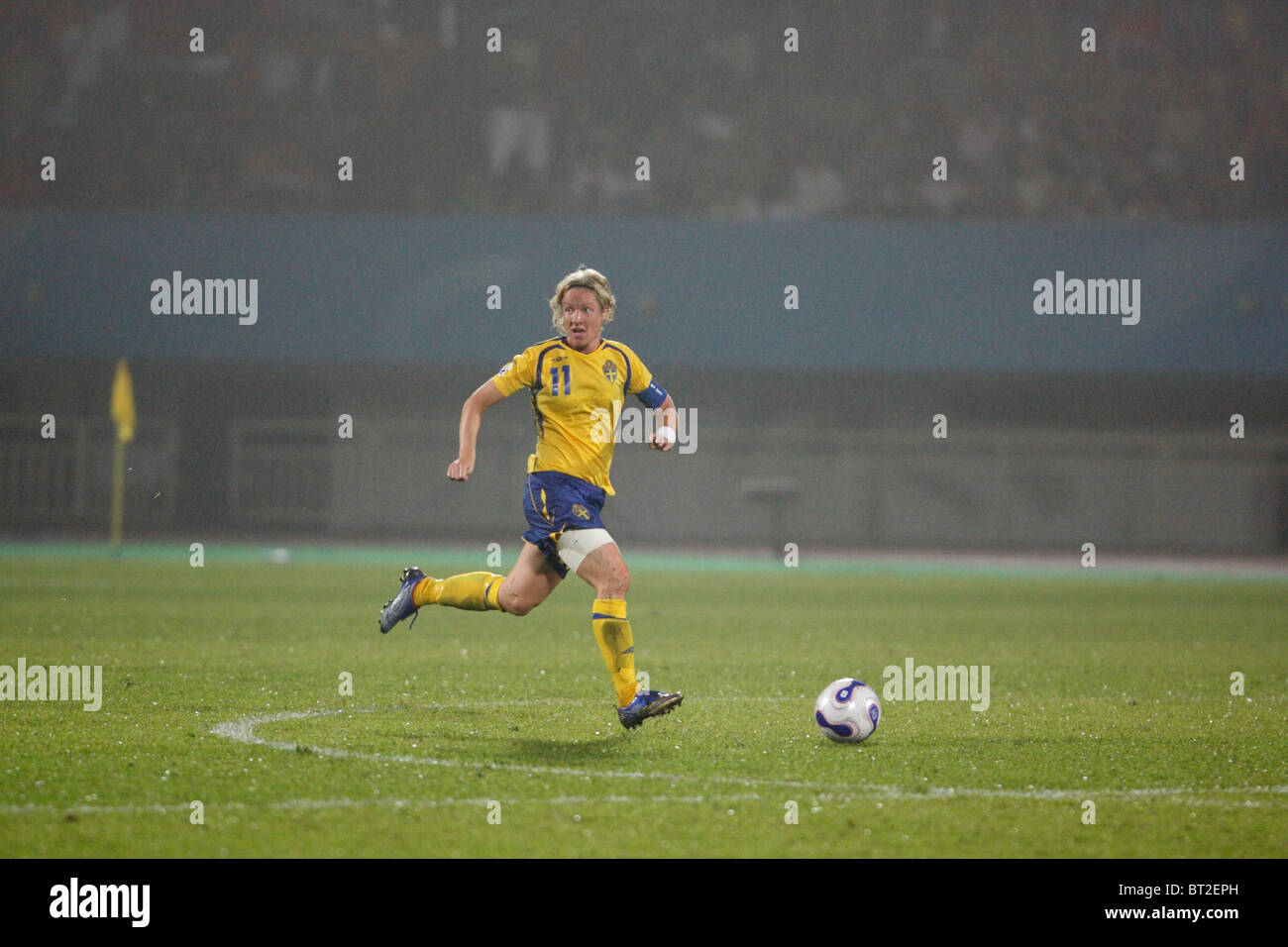 Victoria Svensson Schweden treibt den Ball während einer 2007 Frauen WM-Fußballspiel gegen Nigeria. Stockfoto