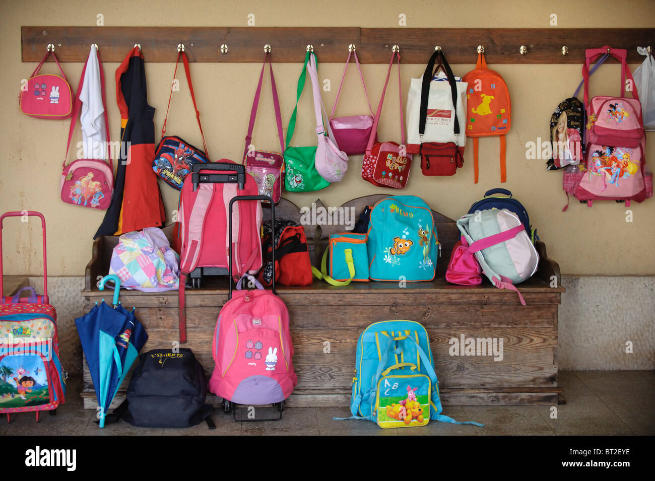 Kinder Taschen und Rucksäcke an Haken hängen und liegen auf dem Boden  außerhalb einer Klasse in einer Grundschule Stockfotografie - Alamy