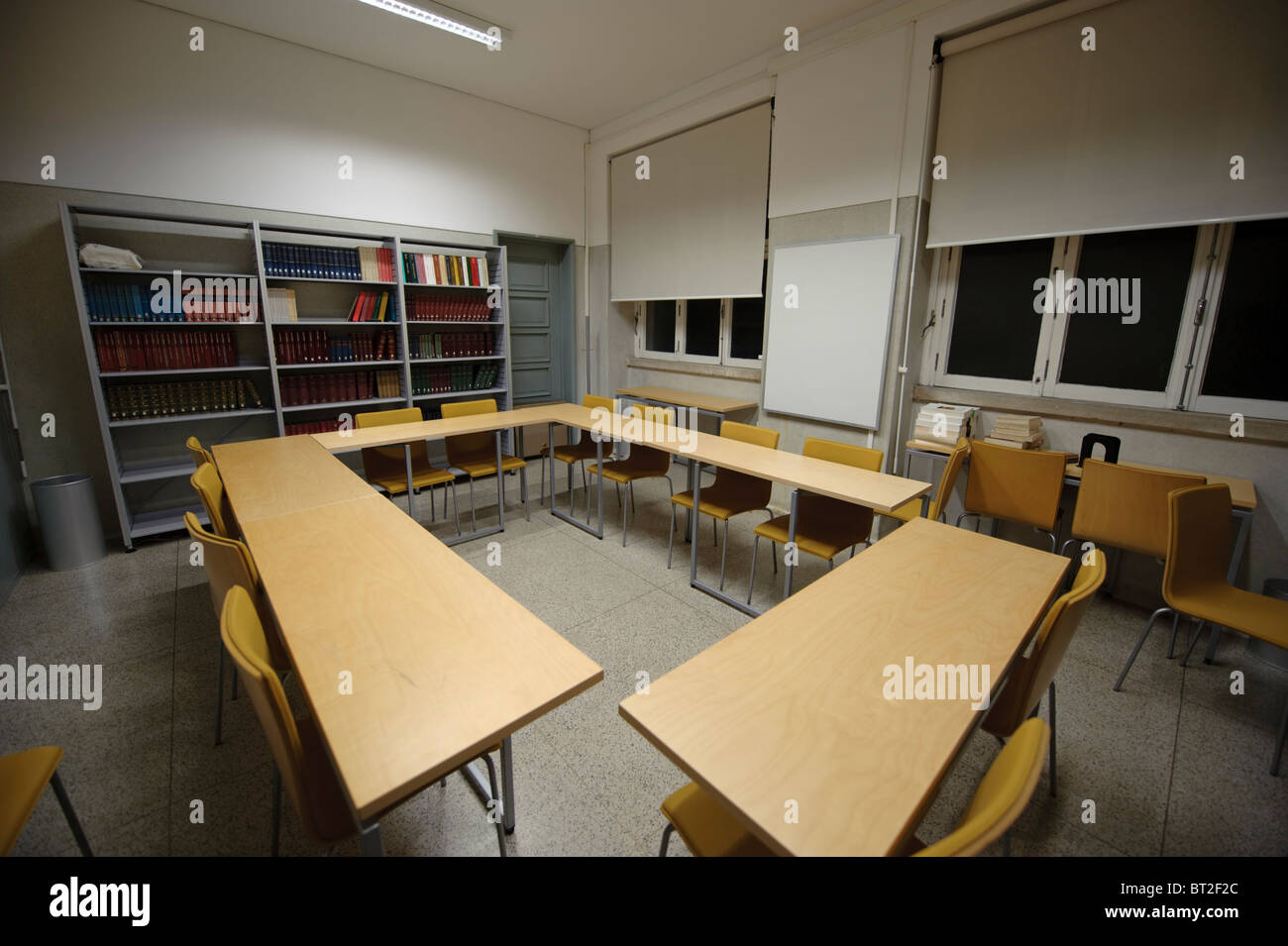 Kleine leere Klassenzimmer in der geisteswissenschaftlichen Fakultät der Universität von Coimbra Stockfoto