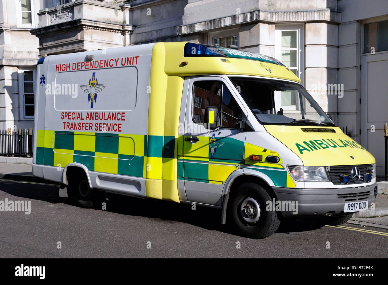 Hohe Abhängigkeit Gerät spezielle Ambulanz-Transfer-Service außerhalb der Herzklinik London England UK Stockfoto