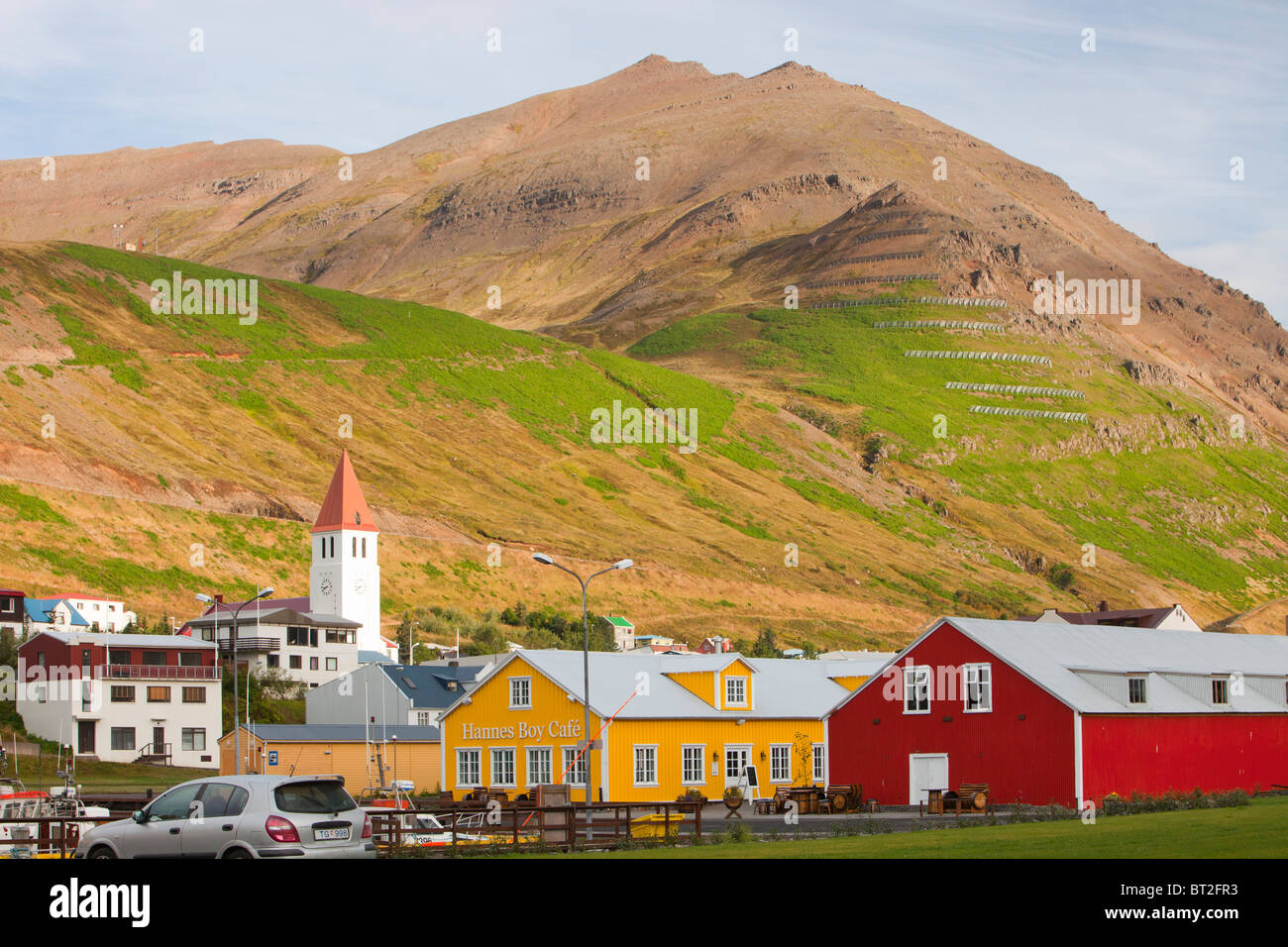 Lawinenschutz Abwehrkräfte über die nördlichste Stadt Keflavík, Siglufjordur. Stockfoto