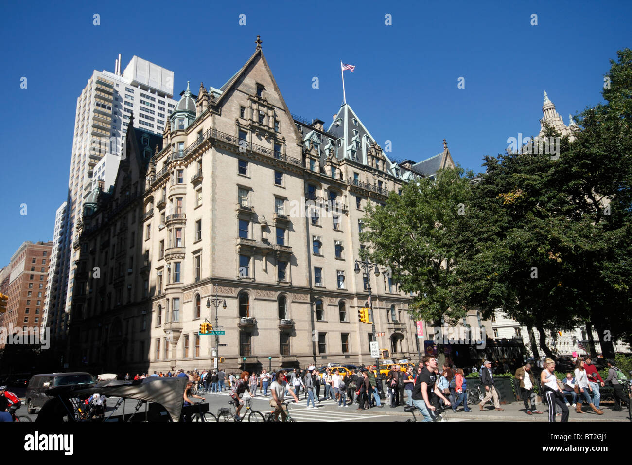 Fans und Touristen vor dem Dakota - letzte Haus von John Lennon, in der Nähe von Central Park in New York City Stockfoto