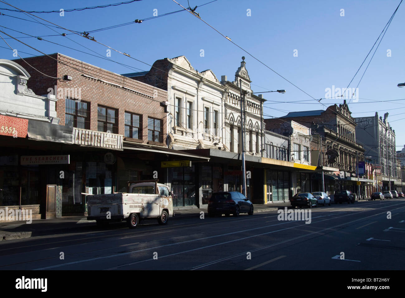 Eine Geschäftsstraße in Melbourne mit StraßenbahnLinien