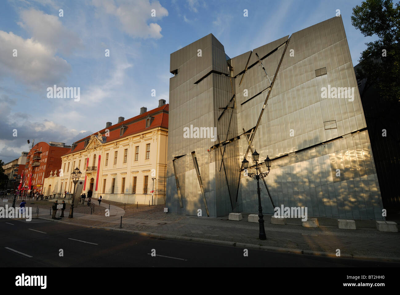 Berlin. Deutschland. Fassade des jüdischen Museums von Daniel Libeskind entworfen. Stockfoto