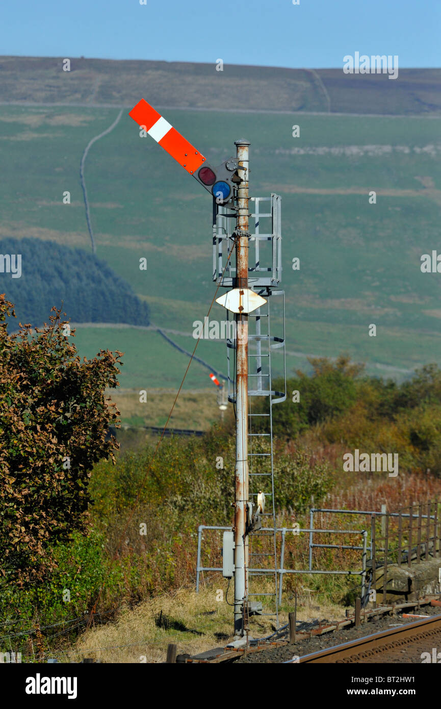 Eisenbahn Semaphore Signale auf "Clear". Garsdale Station, Settle-Carlisle Railway, Cumbria, England, Vereinigtes Königreich, Europa. Stockfoto