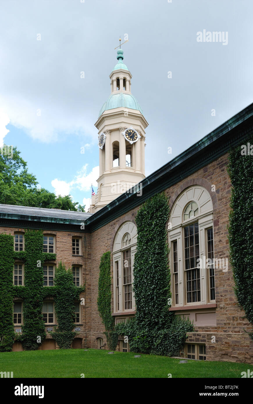 Alte Gebäude aus Stein ist mit Efeu auf dem Campus der Princeton University gewunden. Stockfoto Alte Gebäude aus Stein ist mit Efeu auf dem Campus der Princeton University gewunden. Stockfoto
