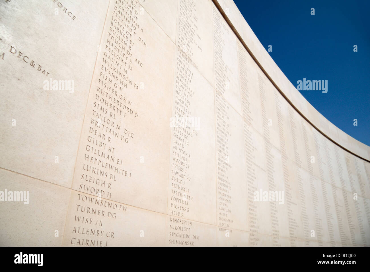 Hunderte von Namen auf die Armed Forces Memorial, National Memorial Arboretum, Alrewas, Staffordshire, UK. Stockfoto