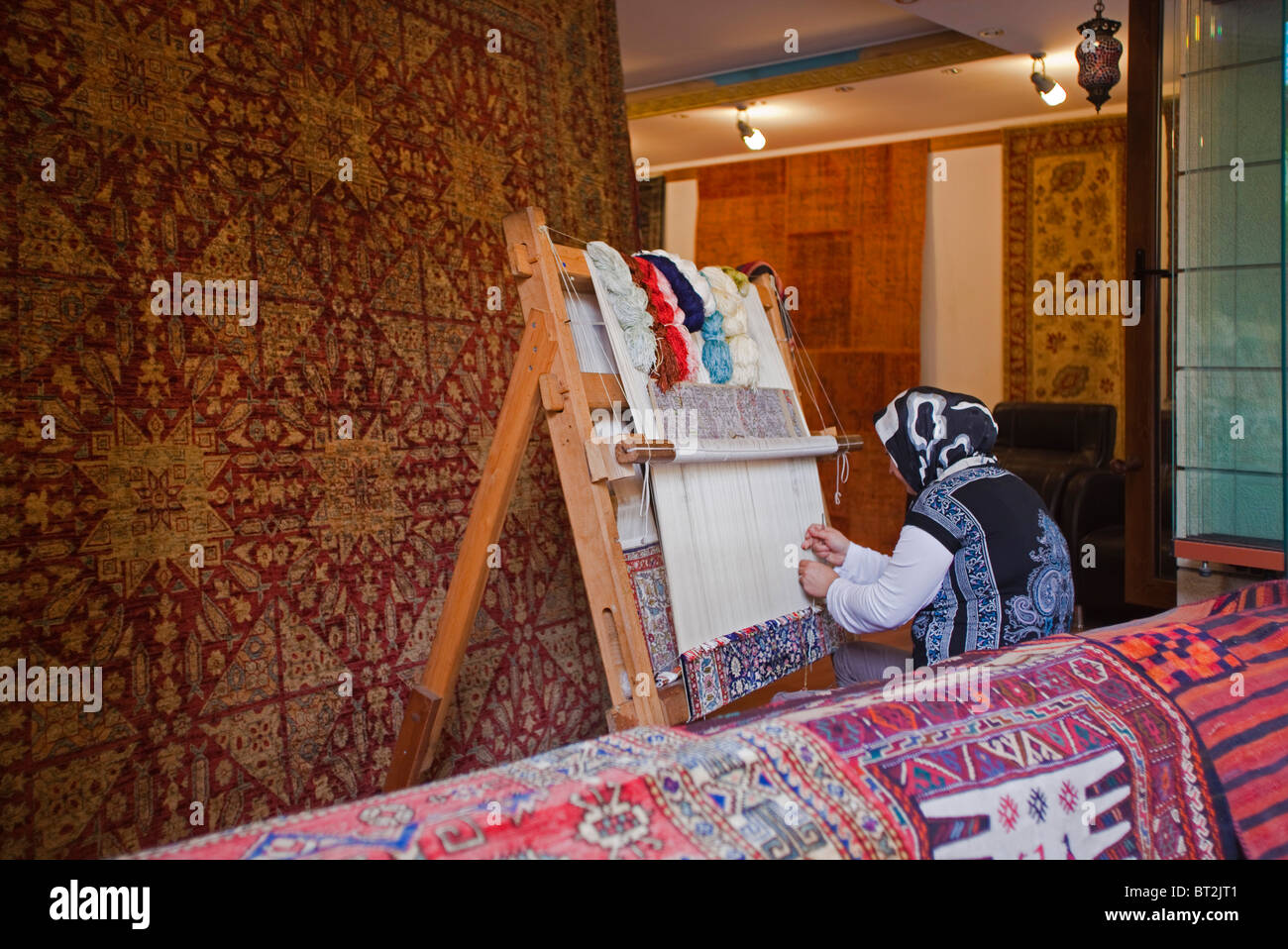 Frau arbeiten am Webstuhl bilden einen Teppich, Istanbul, Türkei Stockfoto