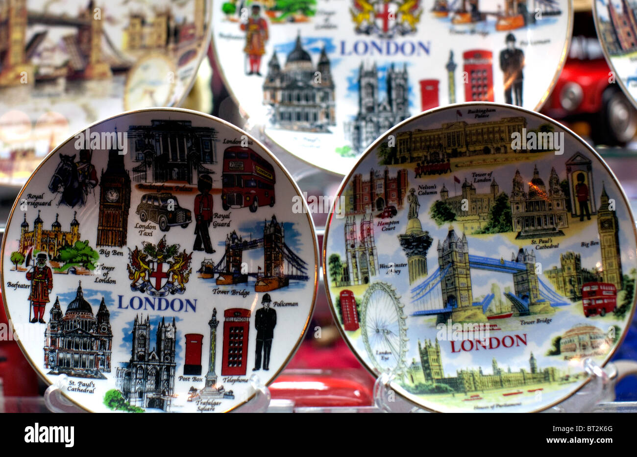 Souvenir Teller im Souvenirladen im Londoner West End Stockfoto