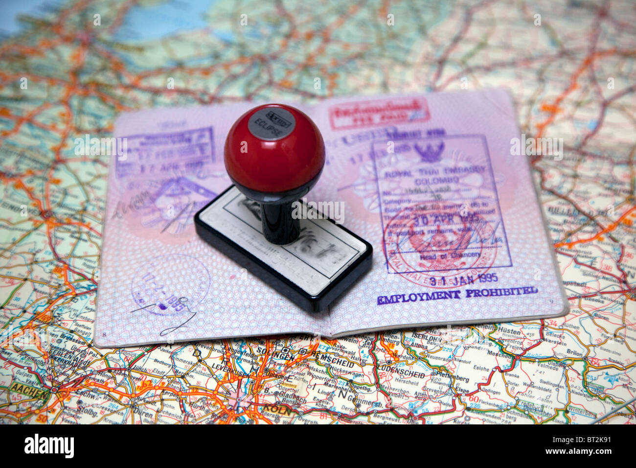 Reisepass mit Visum Briefmarken Stockfoto