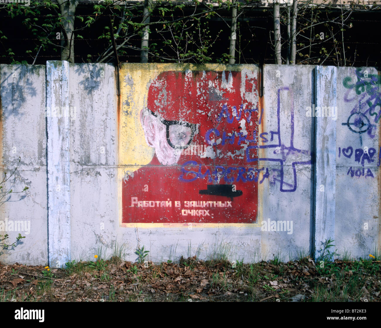 Graffiti an einer Betonwand Darstellung Sicherheitsvorschrift (Augenschutz) in einer ehemaligen russischen Kaserne, Leipzig, Sachsen, Deutsch Stockfoto
