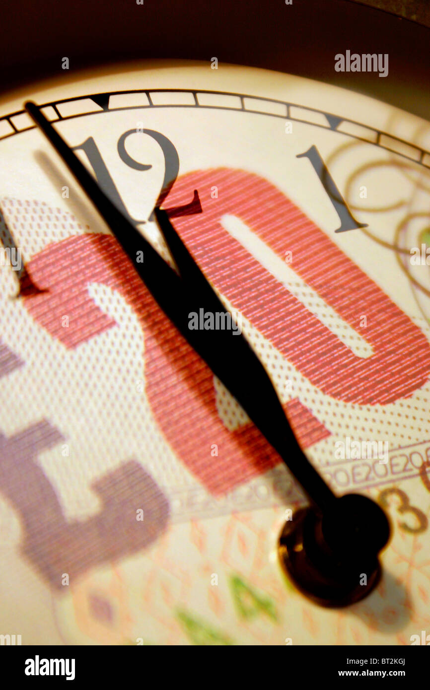 Zeit ist Geld-Konzept, Ziffernblatt mit 20 Pfund-note Stockfoto