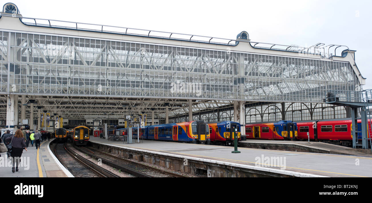 Waterloo Station, mit Blick auf die Bahnhofshalle vom Ende der Plattform Stockfoto