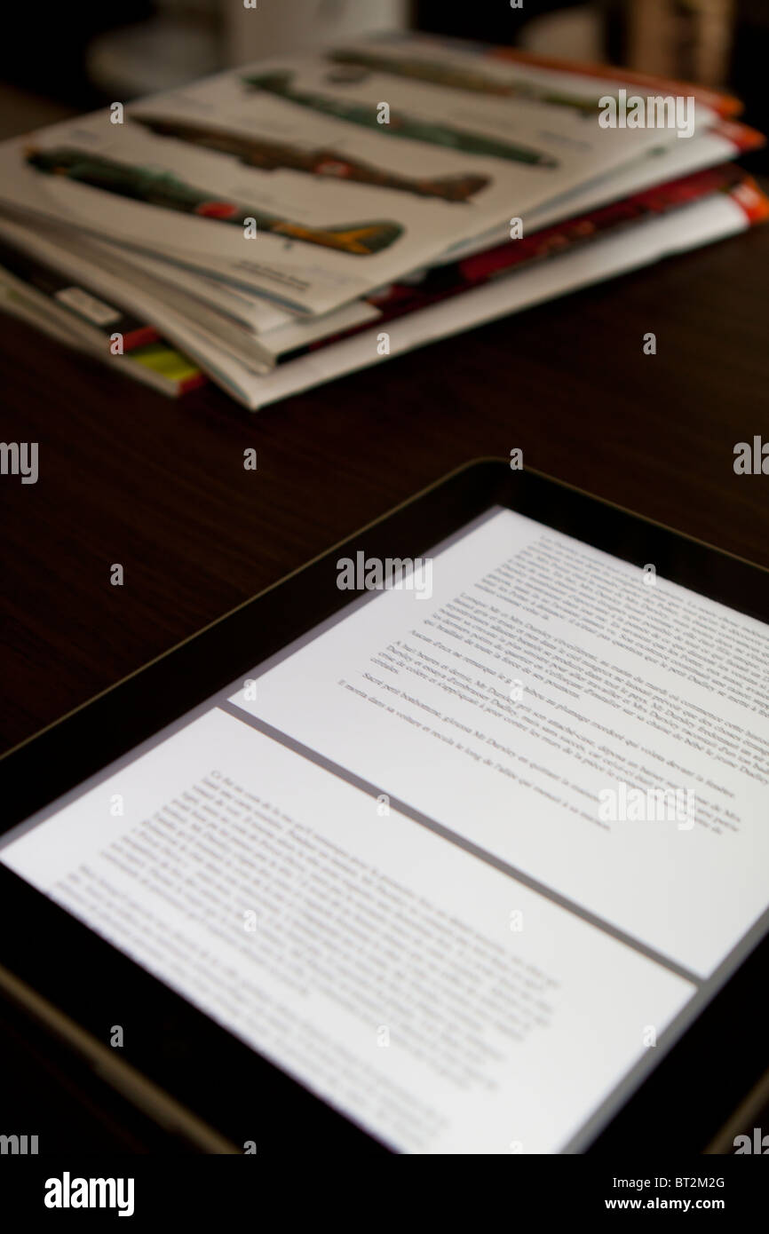 iPad vor Zeitschriften Stockfoto