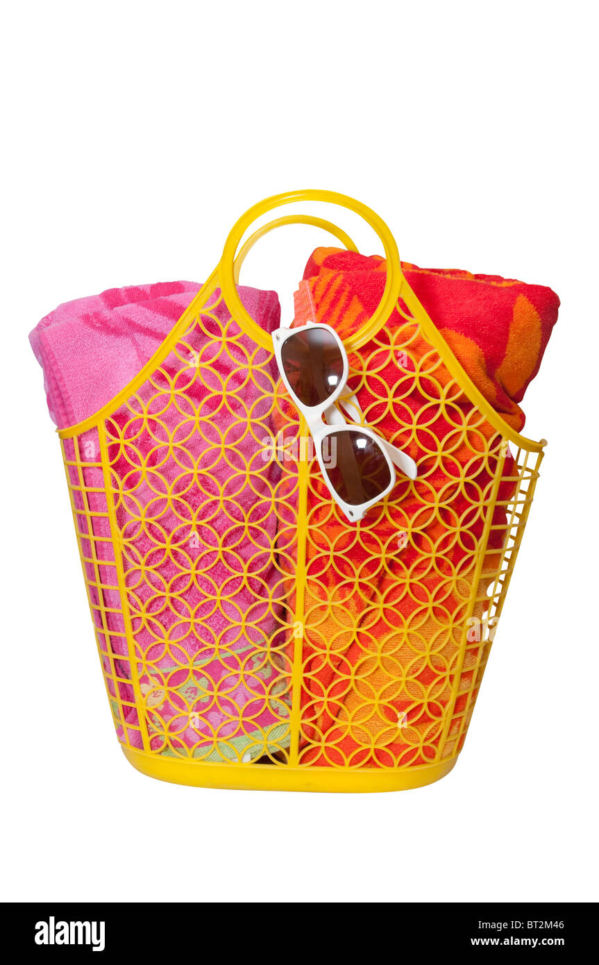 Strandtasche, Handtücher, Sonnenbrille mit Reflektion der Sonne isoliert auf weißem Hintergrund mit Beschneidungspfad. Stockfoto